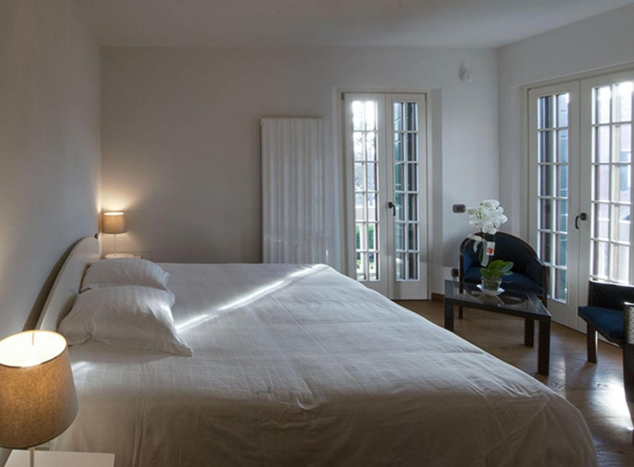 Habitación con cama extragrande y balcón